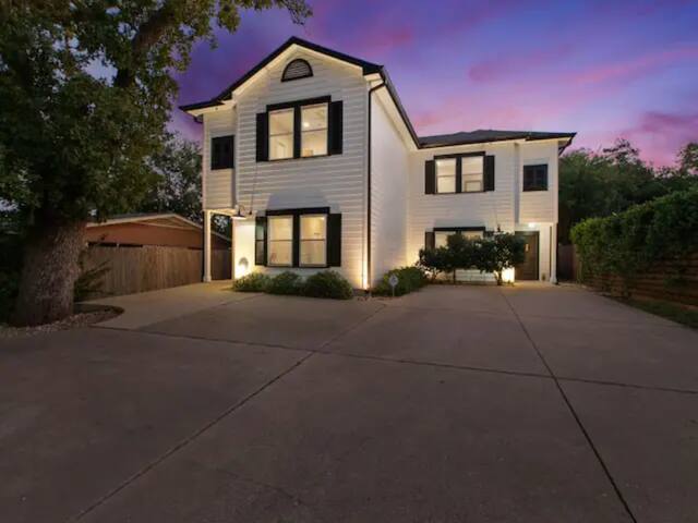 KingSuites + SpaBaths | Near DT | Arcade | Parking gallery image 3