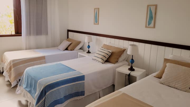 habitación individual en la planta baja con 3 camas