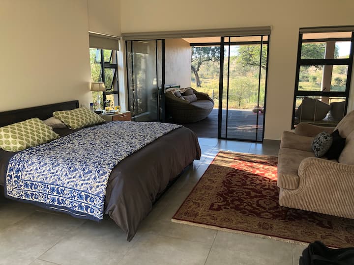 Спална соба 1, која се отвора кон терасата. Легнете во кревет и уживајте во животните кои пијат од плодот. Брачен кревет (широк 150-179 см), сопствена бања и двоен кауч.