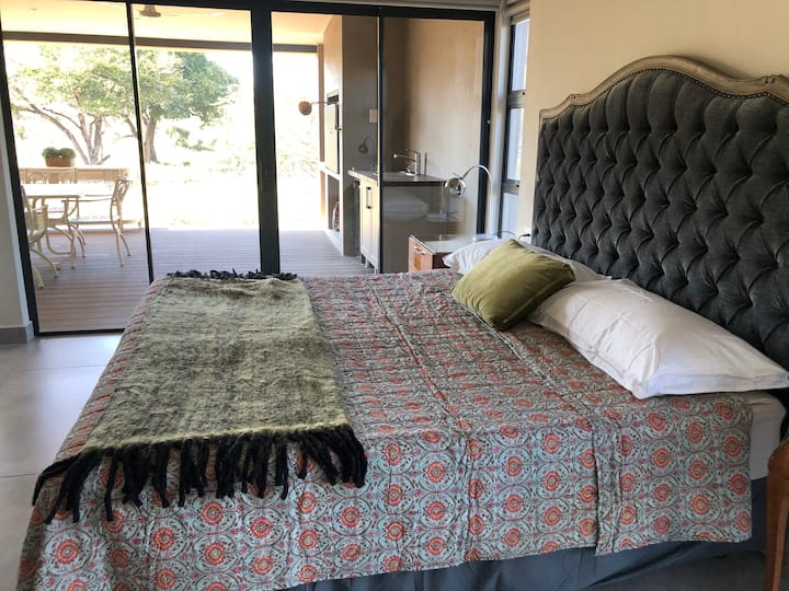 Спалната соба 2 се отвора кон терасата со прекрасен поглед. Брачен кревет (широк 150-179 см), сопствен апартман. 