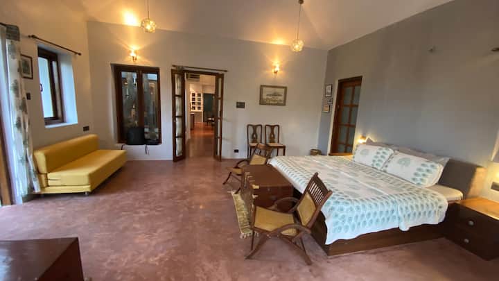 Голяма родителска спалня с достатъчно място за допълнително спално бельо