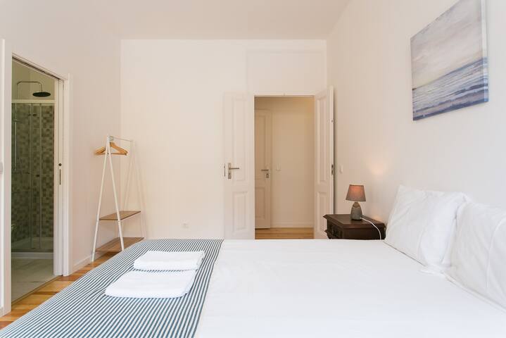 New! Kings Apartment III w/ exterior Patio gallery image 3