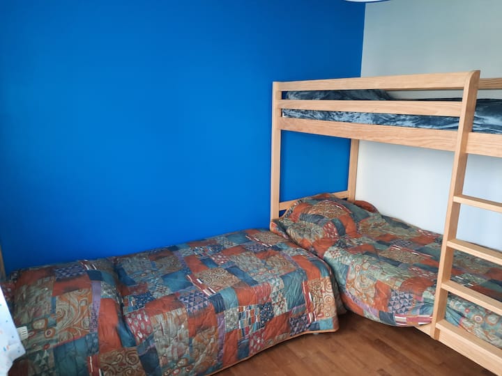 Slaapkamer 3 bedden
(1 eenpersoonsbed en 1 stapelbed)