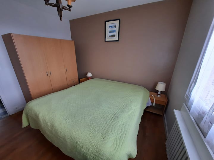 Een queensize kledingkast en bed