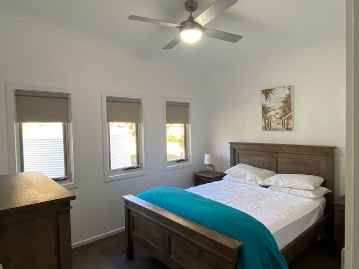 Втора спалня, двойно легло, гардероб и мебели.