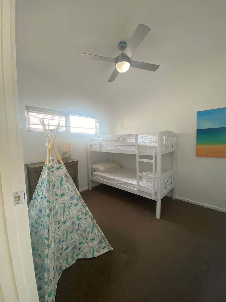 Детска спалня - двуетажни легла и тийпи.