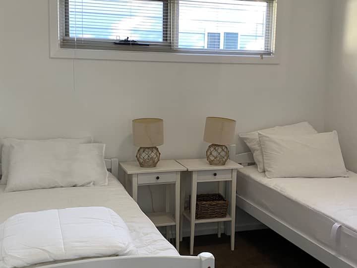 Детска стая. Единични легла. Включва шкаф с играчки.