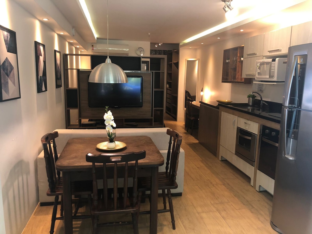 סטודיו לוקסוסו (דירה 2 מתוך 3): סקירה כללית של הסטודיו מדלת הכניסה. תמונה עם שולחן בסלון. ניתן להסיר את השולחן, לפתוח את הספה הנפתחת ולהוסיף מיטות קומתיים כדי להכיל עד 8 נפשות בדירה זו.