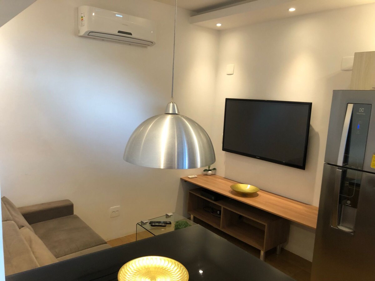 דירת יוקרה (דירה 3 מתוך 3): פינת אוכל וסלון, ללא מיטות, המוגדרת כסלון.