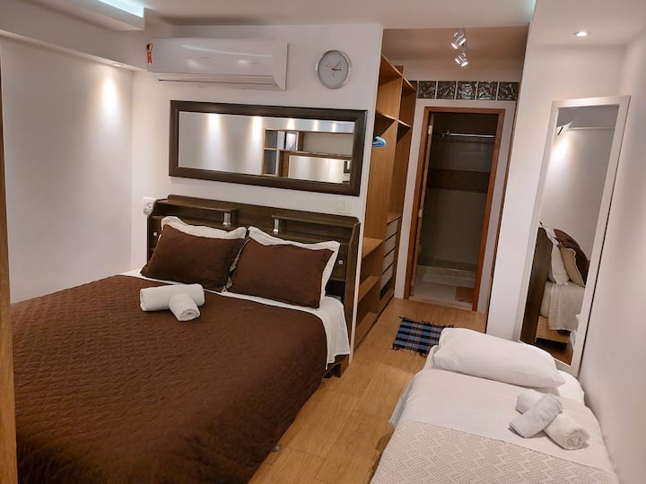 Luxusné štúdio (apartmán 2 z 3): manželská posteľ Queen, priechodná šatňa a samostatná posteľ vpravo. Veľká kúpeľňa vzadu. Je možné vymeniť manželskú posteľ za 2 jednolôžka alebo 2 poschodové postele, takže v tomto apartmáne (spálňa + obývacia izba) sa môže ubytovať celkovo 8 osôb.