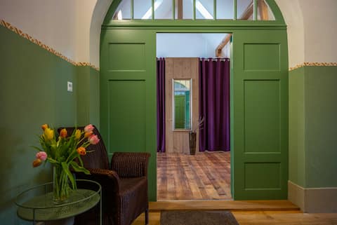 "al alba" in an atmospheric, quiet loft