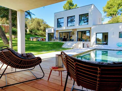 Pretty contemporary villa