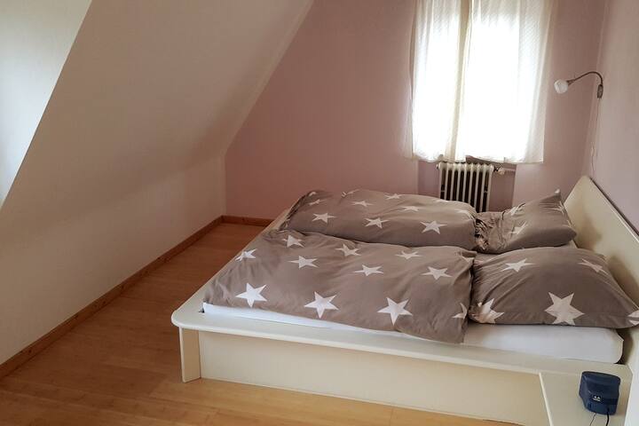 ห้องนอน 1 มีเตียงคู่ (180X200 ซม.)