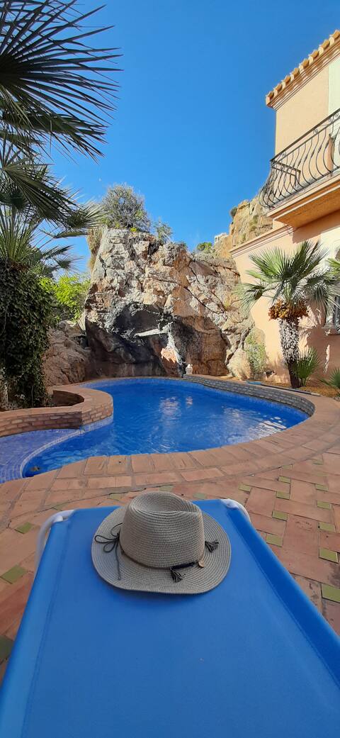 Luxury 3 BD mountainside villa, amazing sunsets.