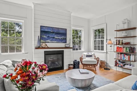 Top performing Airbnb: Updated West Dennis cottage - walk to beach in West Dennis