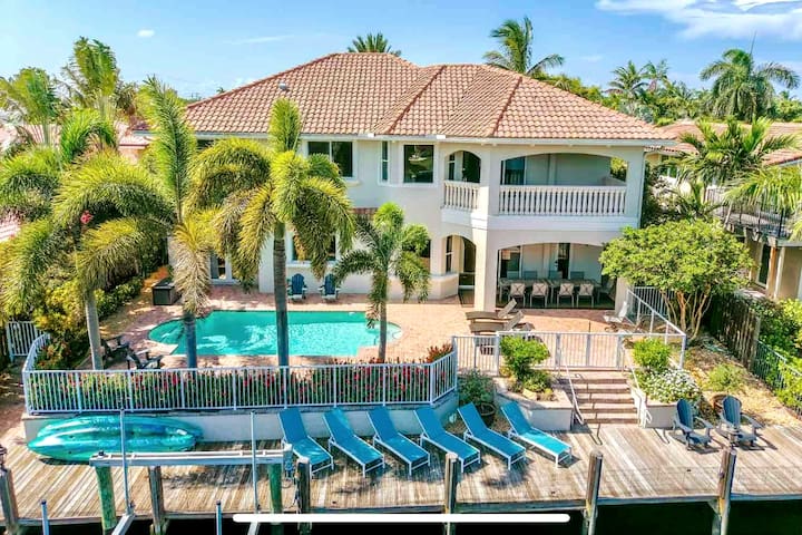 Luxe Tropical Waterfront Mansion – 6 min Beach gallery image 3