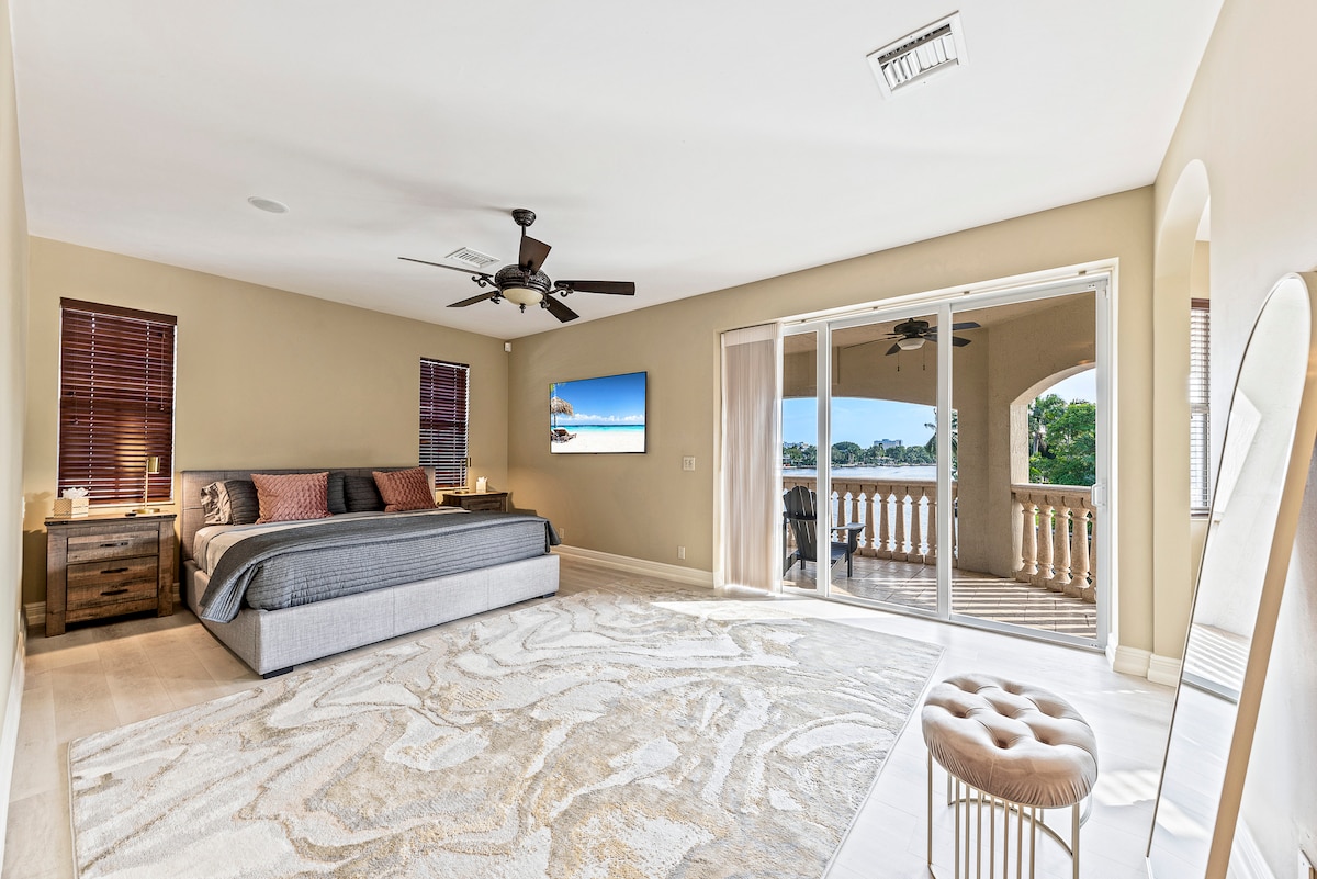 ห้องนอนใหญ่พร้อมห้องทำงาน
เตียงคิงไซส์ + โซฟาเบด (1 ที่) 
ห้องน้ำในตัว
ระเบียงส่วนตัวพร้อมวิวน้ำเดิน
เข้ามาขนาดใหญ่