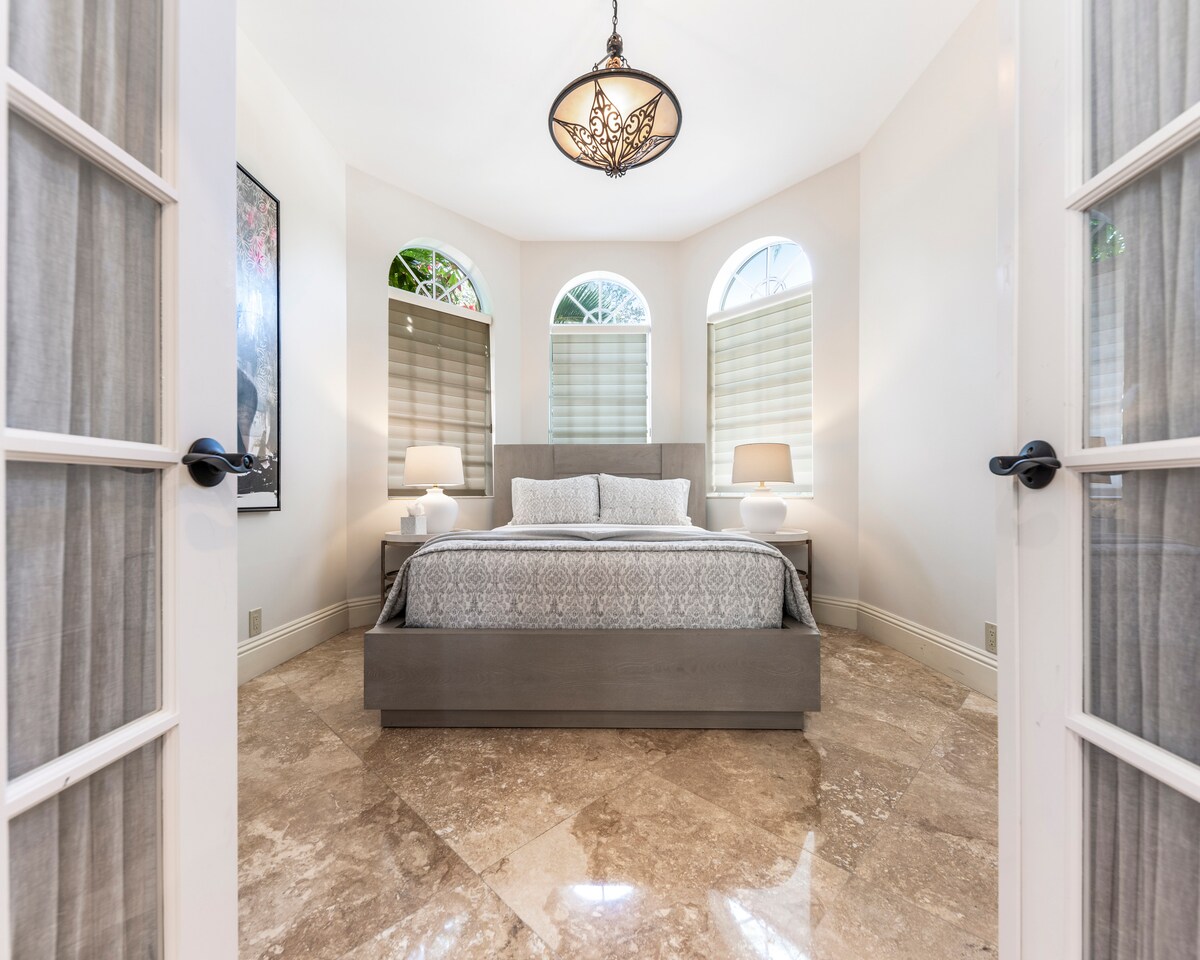 ห้องนอนควีนไซส์มีตู้เสื้อผ้า 2 ตู้ที่ชั้นล่าง 