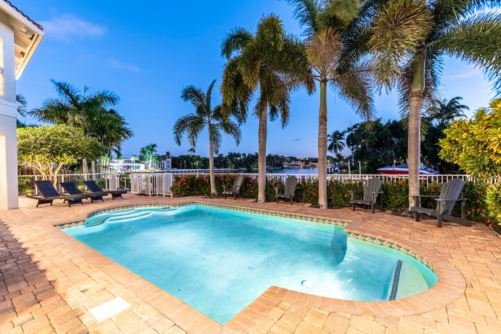 Luxe Tropical Waterfront Mansion – 6 min Beach gallery image 5