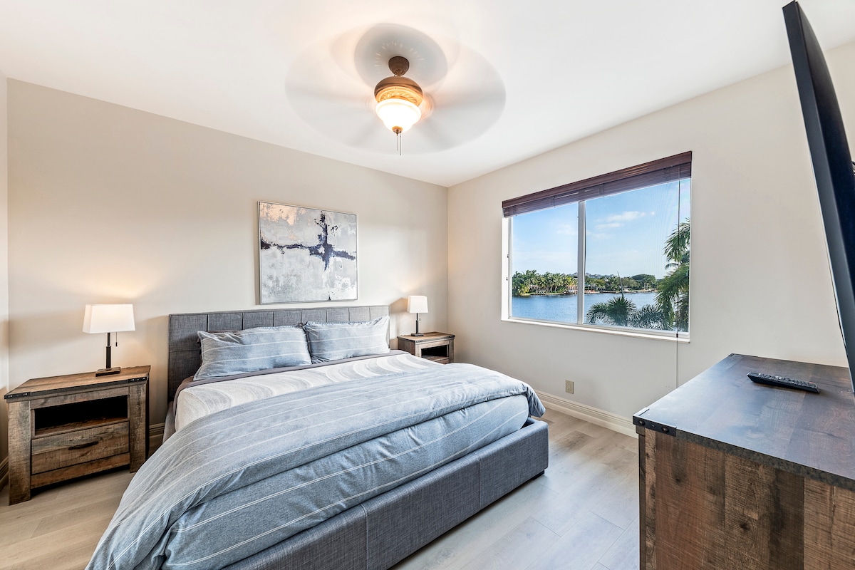 ห้องนอน #4
เตียงคิงไซส์
วิวทางน้ำ
พร้อมทีวี