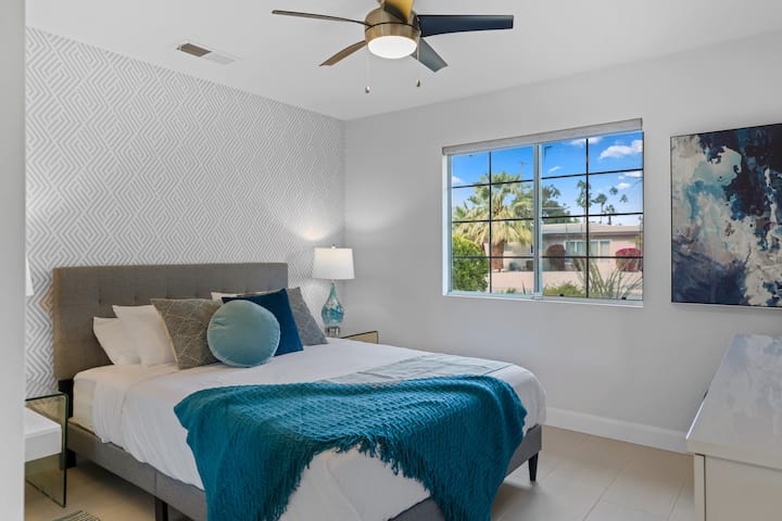 Queen bed, ceiling fan