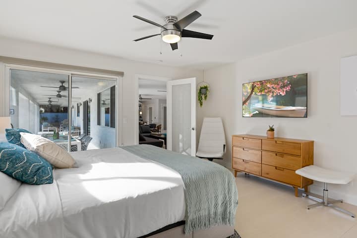 Smart TV, patio access, ceiling fan