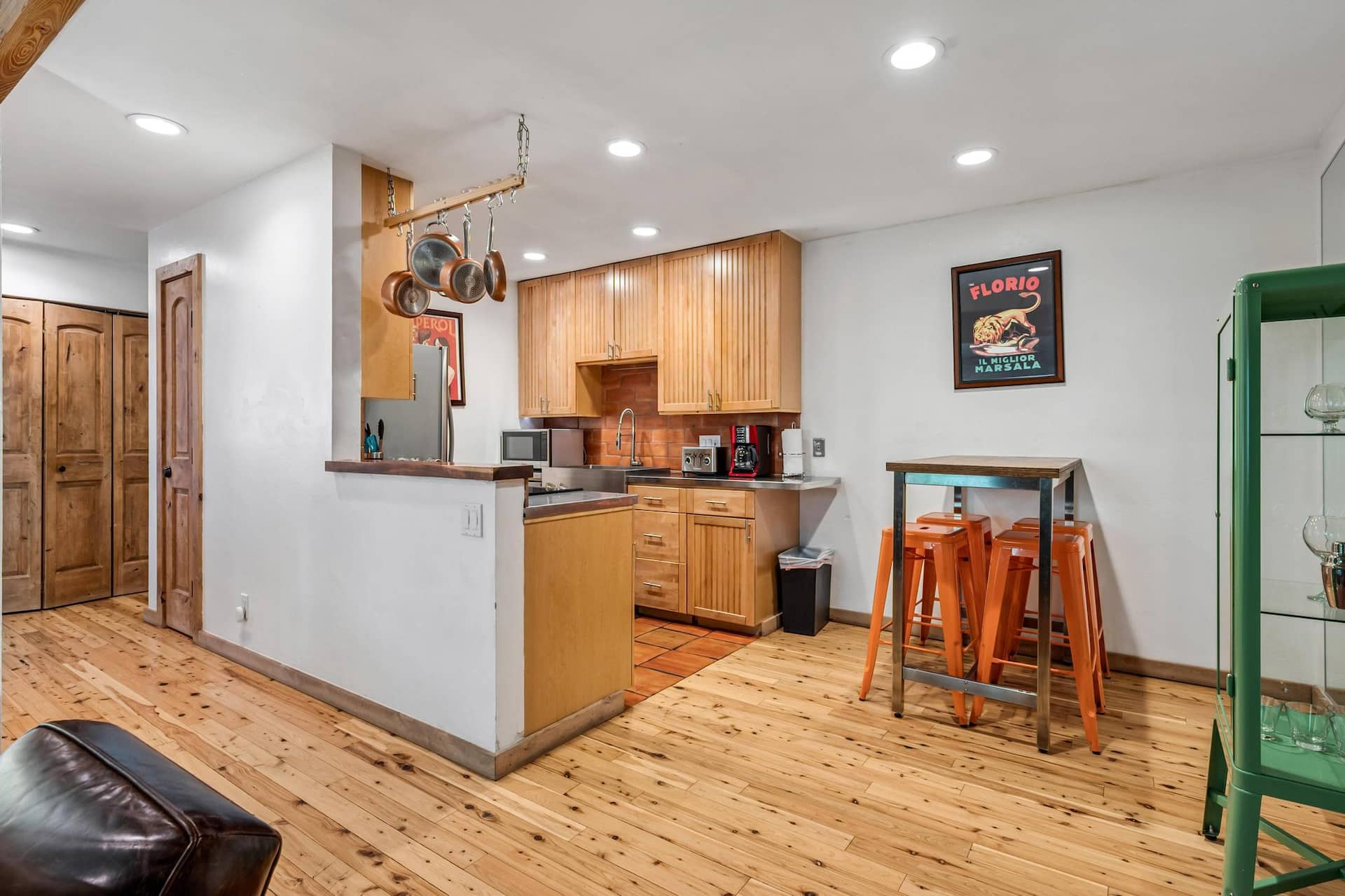 Modern Mountain Riverfront Condo, Walk to Lift