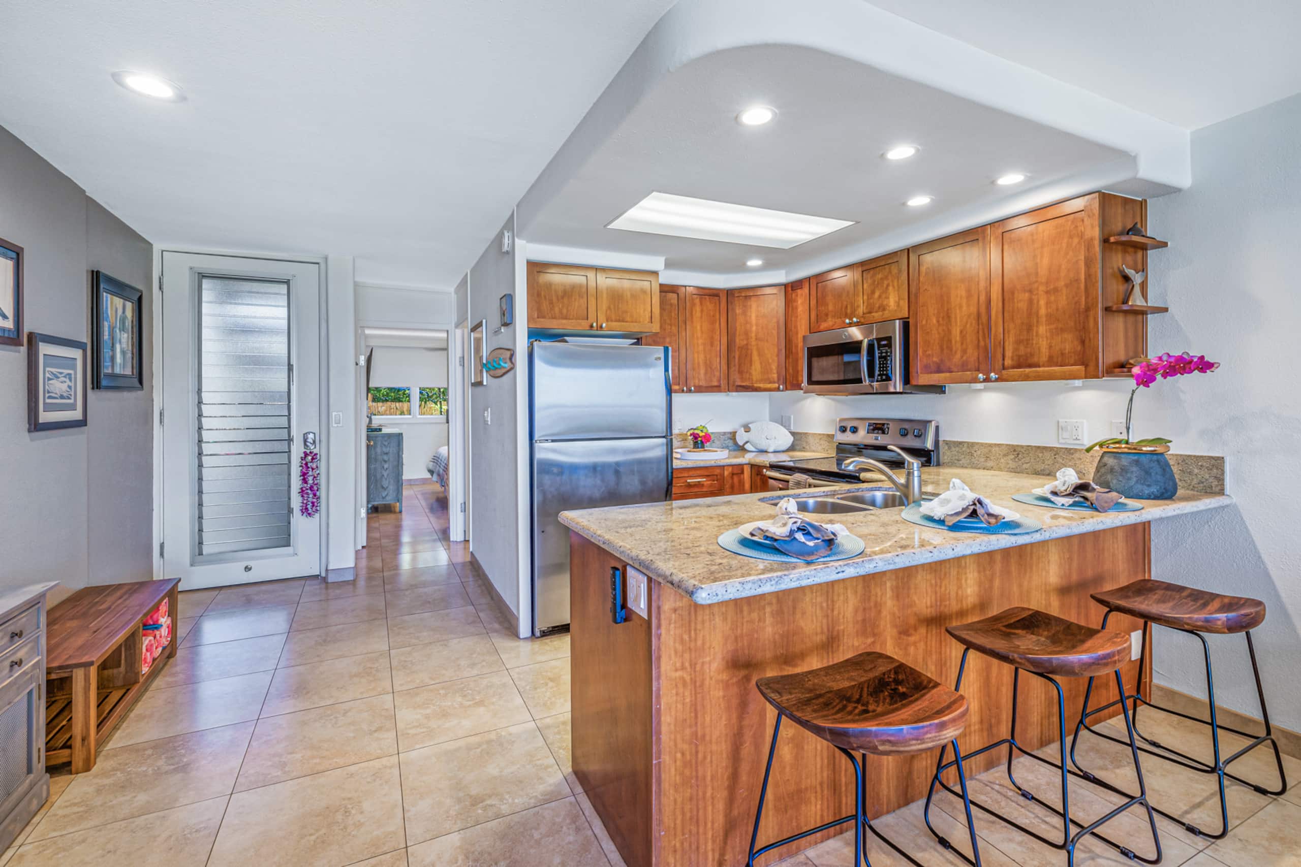 Condo in Lahaina · ★4.93 · 1 bedroom · 2 beds · 1 bath - Image 6