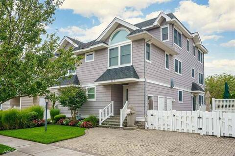 Spacious Custom Home: Beach, Pool and Tennis too!