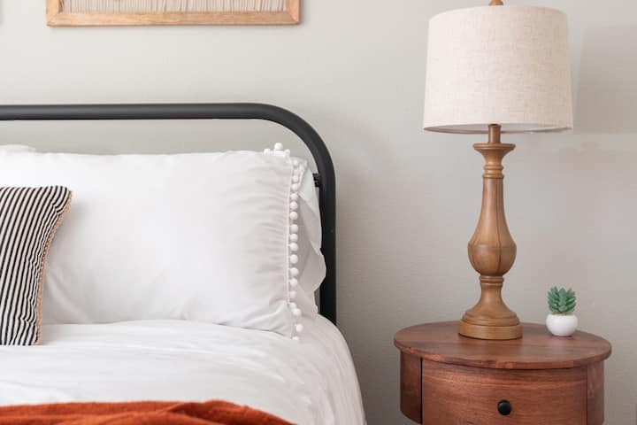 在探索俄勒冈州中部的史密斯岩州后，您可以在这张标准双人床上享受奢华的睡眠。 您会睡个好觉，知道您在明天的Broken Top旁边的无名湖（ No Name Lake ）有趣的徒步旅行之旅（ Wanderlust Tours ）。