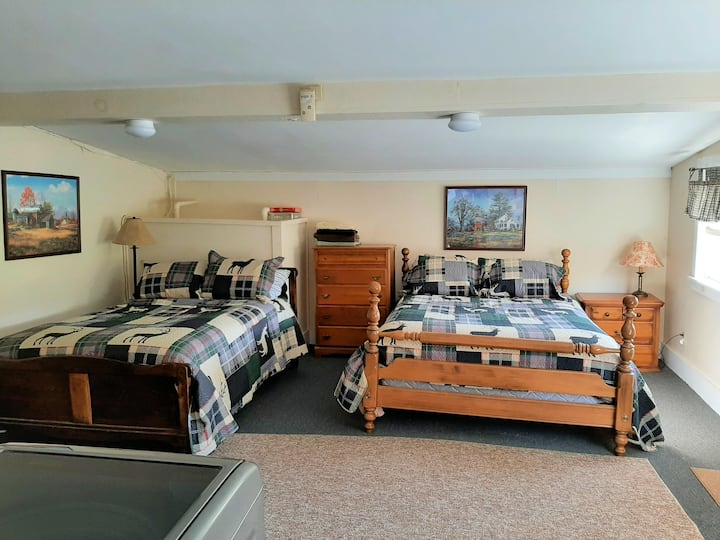 Este segundo dormitorio tiene 2 camas, una cama doble y una cama tamaño queen.   Hay 2 tocadores en esta habitación.   Hay muchas mantas para mantener el calor e incluso un cofre con mantas adicionales para mayor comodidad.