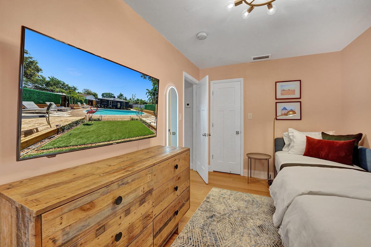 Stylish Pet Friendly Home with Private Pool Oasis — photo 9