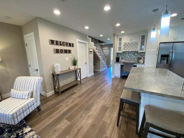 King Bed 2-Story in the Heart of Burbank w/ Views!