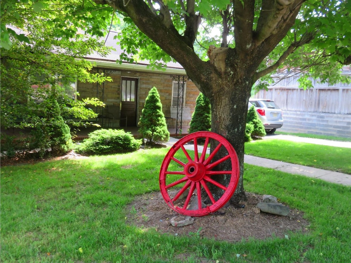 Cheerful 2Bedroom Cottage in Town Cottages for Rent in Clintwood, Virginia, United States