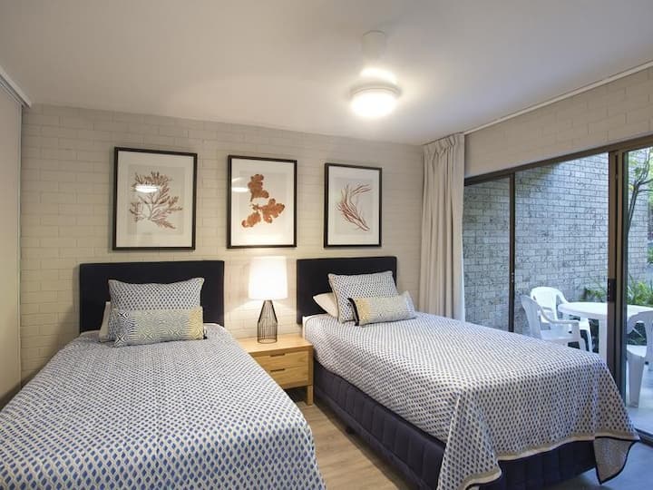 สุดยอดเตียงเดี่ยวคิงไซส์คอมฟอร์ทมีที่เก็บของมากมายและเข้าถึงพื้นที่ด้านหลังและสายเสื้อผ้าที่ให้ความบันเทิง