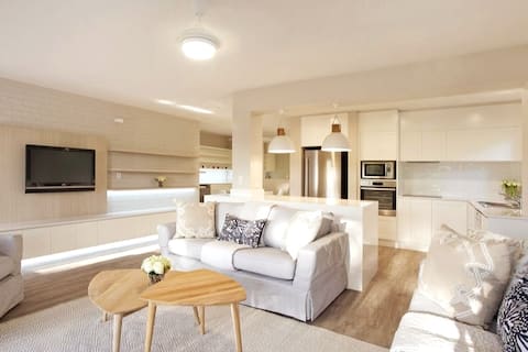 Top Airbnb: Luxurious 2 bed Perfect Location in Noosa Heads