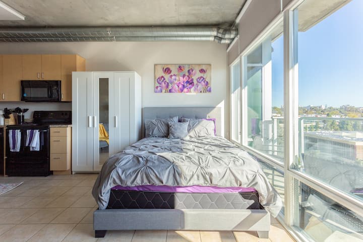 Stylish Condo In High-rise W/free Parking & Wifi - San Diego, CA