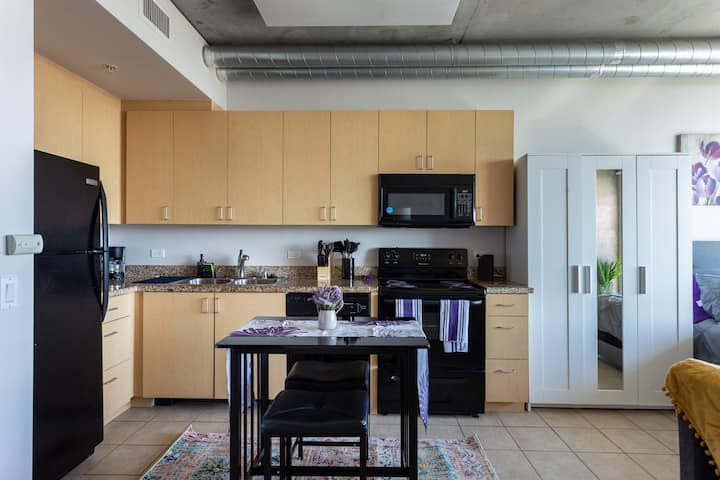 Lovely High-rise Condo In Downtown W/free Parking - San Diego, CA