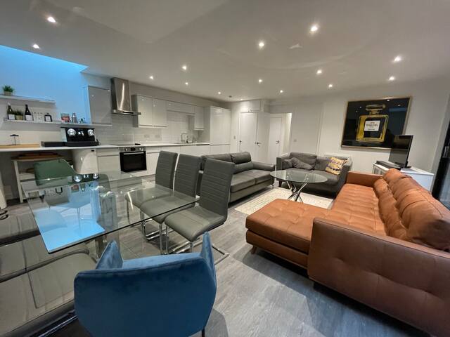 Modern Detached House in the Hart of Islington gallery image 2