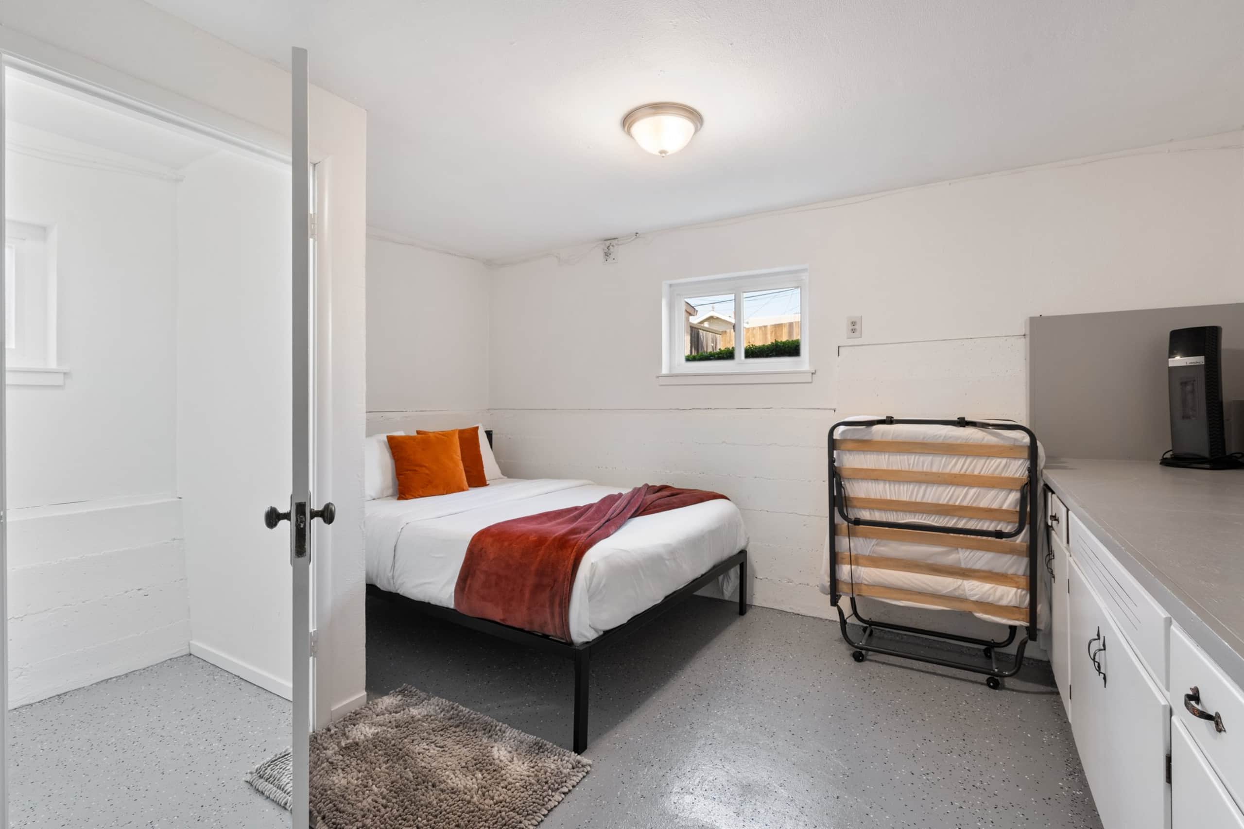 Home in South San Francisco · ★4.7 · 3 bedrooms · 4 beds · 1 private bath - Image 5
