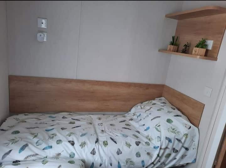 Veća soba s bračnim krevetom - ovaj se krevet može pohraniti kako bi bilo dovoljno prostora za veliki putni krevetić.