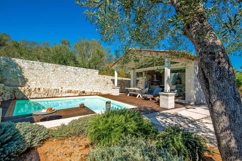 Herb Garden Luxury Villa with private pool /garden