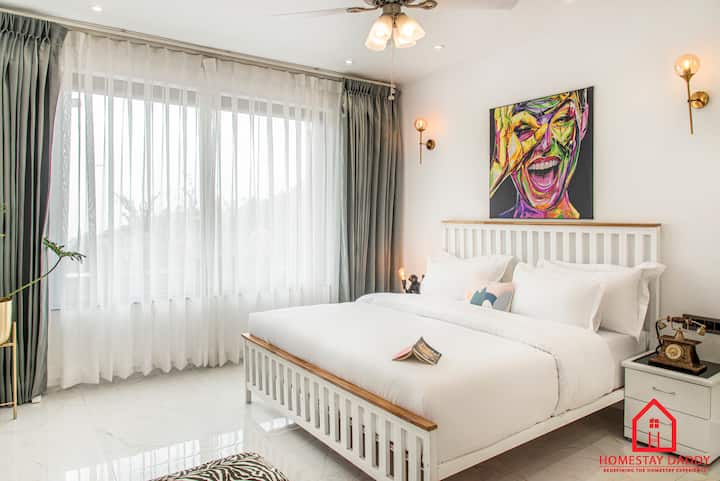 El dormitorio de la planta baja es de fácil acceso sin escaleras . Hermoso dormitorio con baño privado y enorme ventana de vidrio para disfrutar de las vistas :)