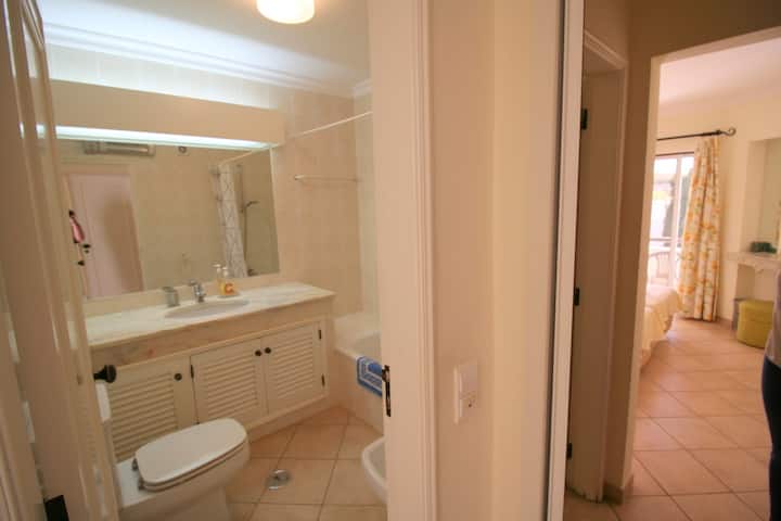 Baño privado en el dormitorio principal