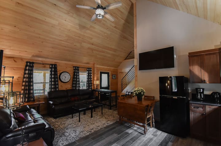 A pianta aperta al piano principale, con soggiorno e cucina 