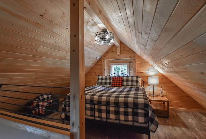 Loft con letto king-size e ventilatore a soffitto (nuove tende oscuranti non mostrate)