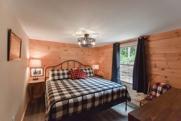 Camera 1 con letto king-size, ventilatore a soffitto e tende oscuranti.