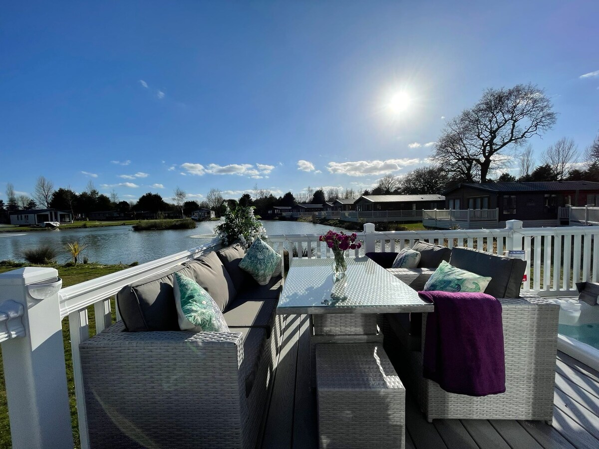 Popular Airbnb listing: Lakeview Winter Lodge with Hot Tub in Allerthorpe