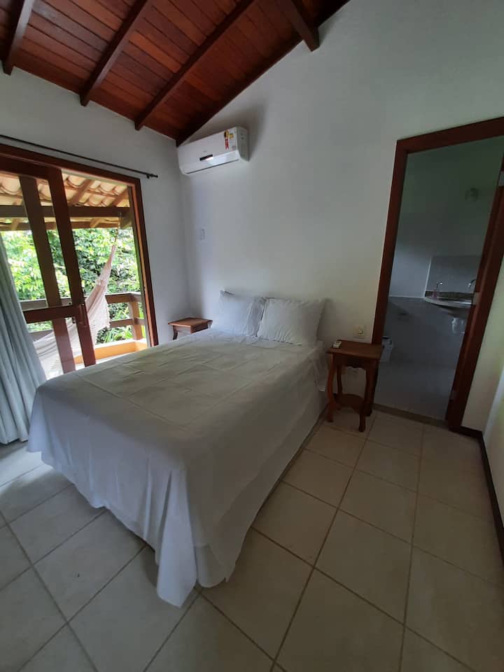 מיטה זוגית
 
מאוורר תקרה למזגן
טלוויזיה
2 שידות לילה
מרפסת עם ערסל ונוף ליער