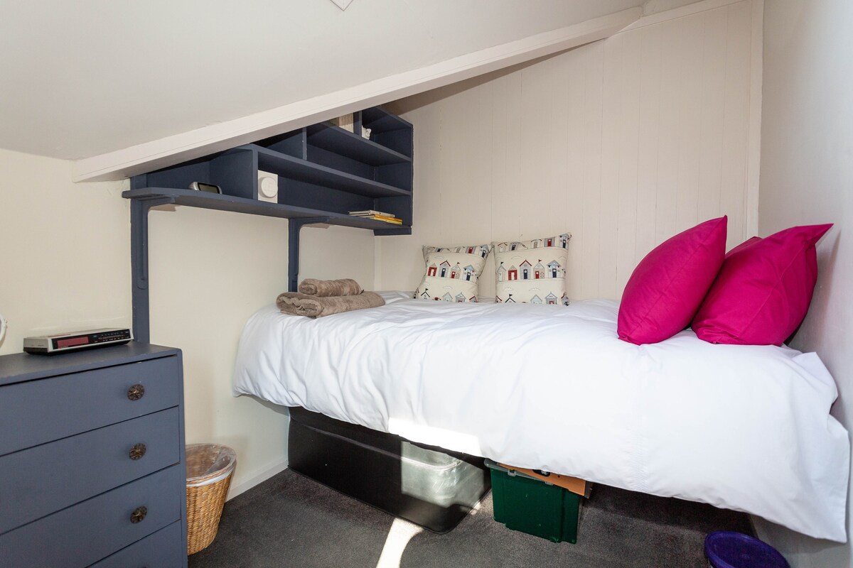 床5 -客房！舒适的单人床，可欣赏花园美景。